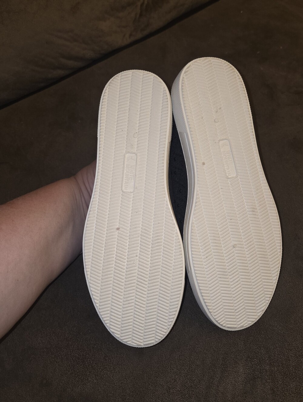 Women's White Mountain size 6 slip-on Bling Sneakers - Picture 6 of 7